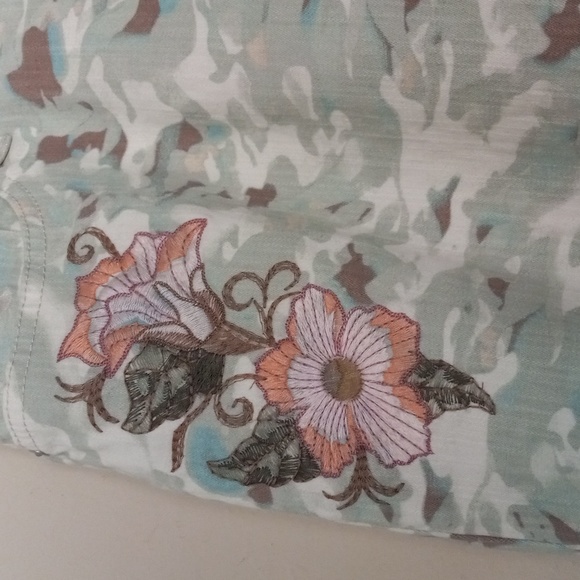 Gloria Vanderbilt Pants 18 Amanda Camouflage Embroidered Flowers Roll Cuff - Picture 3 of 13